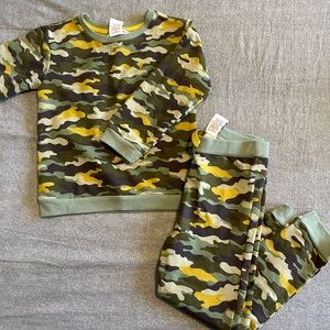 NWT Boys Matching sweatshirt and sweatpants camo set size 4T tommy bahama
